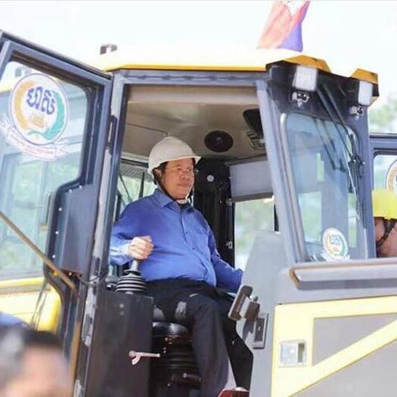 A kambodzsai miniszterelnök, Hun Sen tesztelte Shantui Bulldozer-t